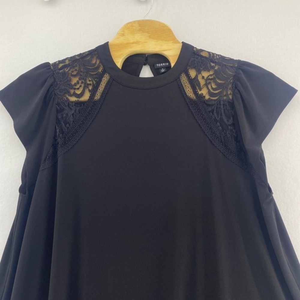 Torrid Black‎ Lace Shoulder Flutter Sleeve  Blouse Keyhole Back Size 4
